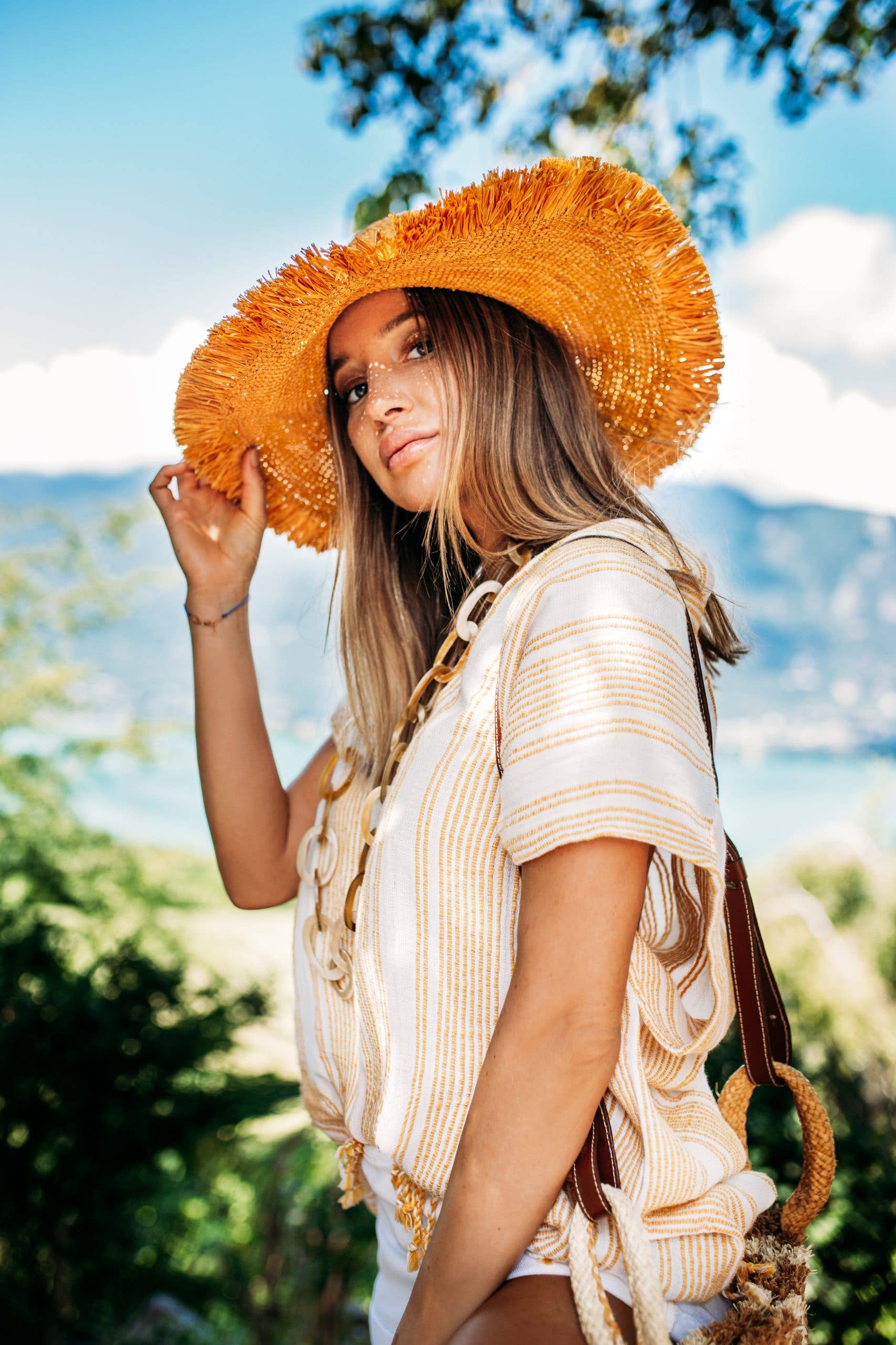 Coconut SS22 - Chapeau en raphia à large bord avec frange - Sans-Arcidet