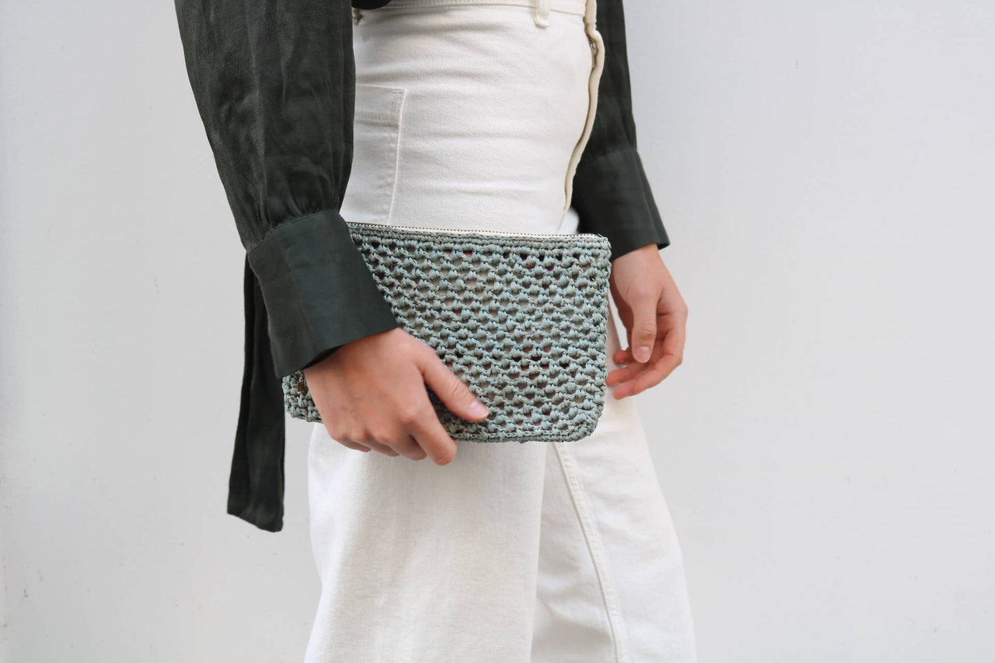 River Lacy SS22 - Pochette en raphia ajourée - Sans-Arcidet