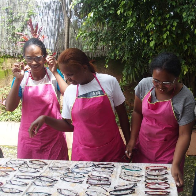 Opération lunettes 😎
Notre atelier partenaire à Madagascar renforce ses engagements RSE 🌎
Plus d’informations sur notre site web, rubrique journal 📰
#RSE #atelier #ethic #madagascar